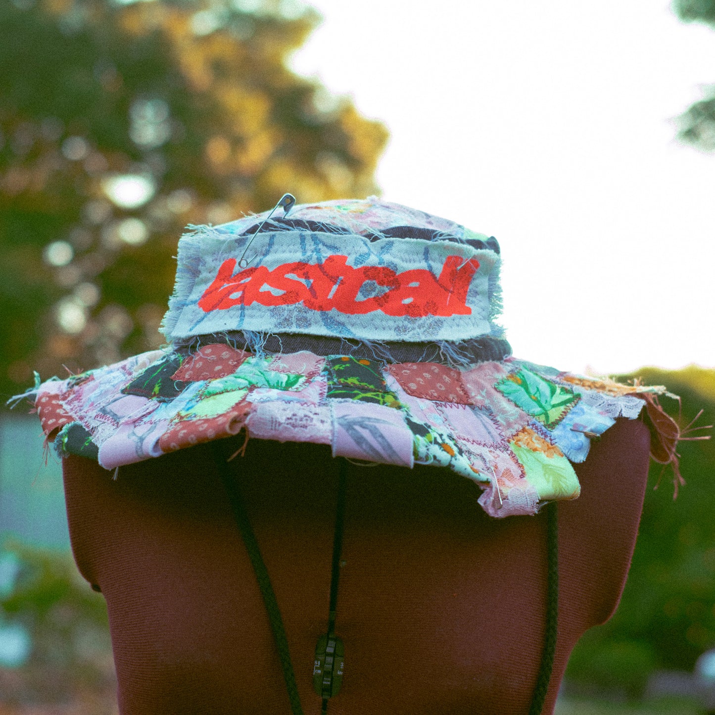 BLACK SUMMER PATCHED BUCKET HAT