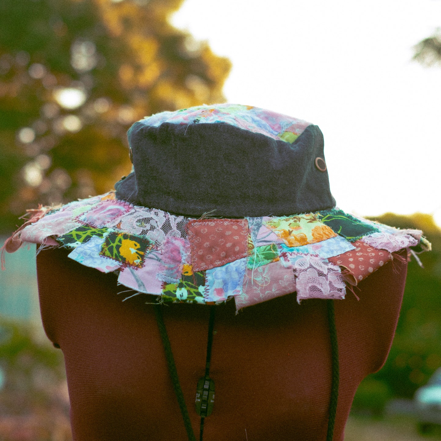 BLACK SUMMER PATCHED BUCKET HAT