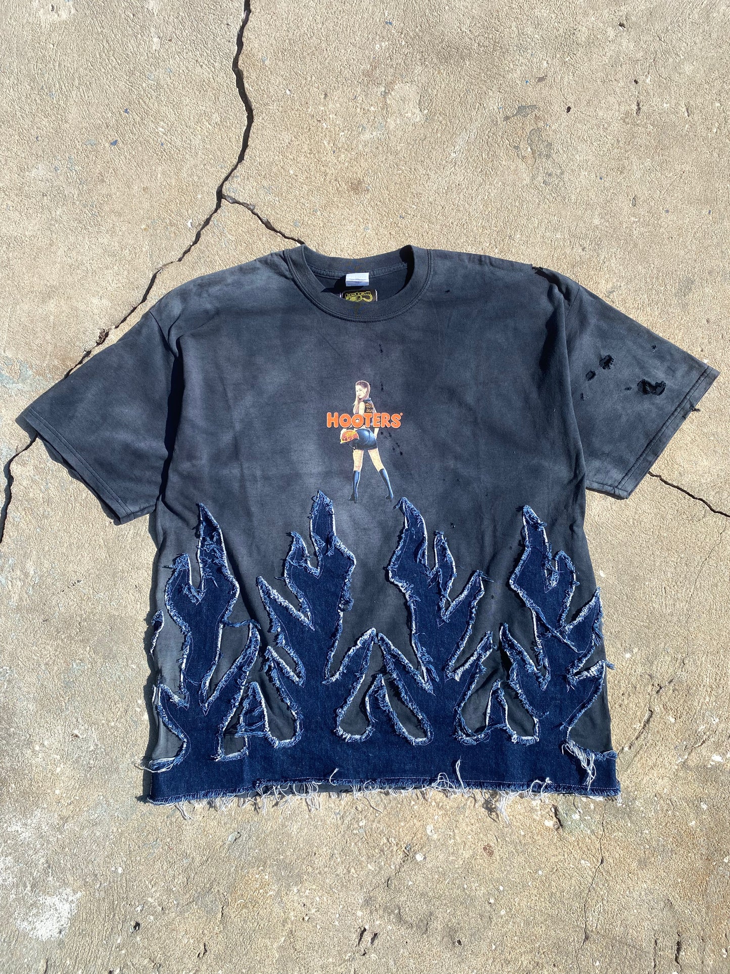 Vintage hooters denim flame tee